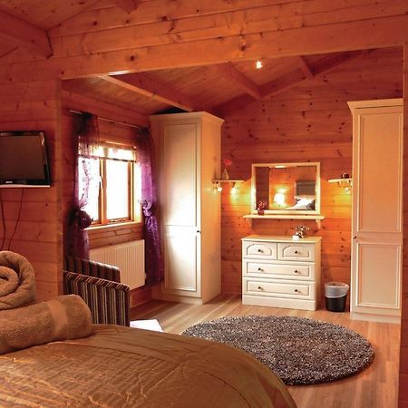 Mill Meadow Lodges Llanbister Extérieur photo